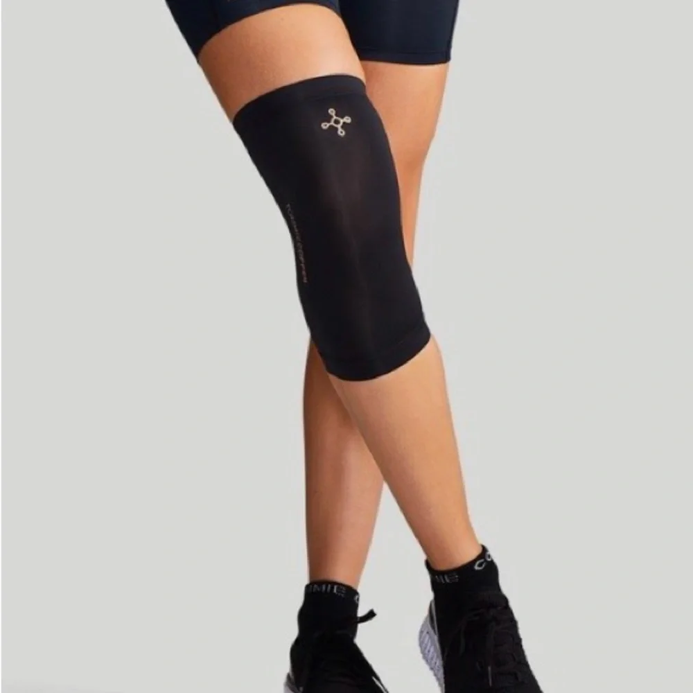 Tommie Copper Set of 2 Infrared Compression Knee Sleeves in Black Medium